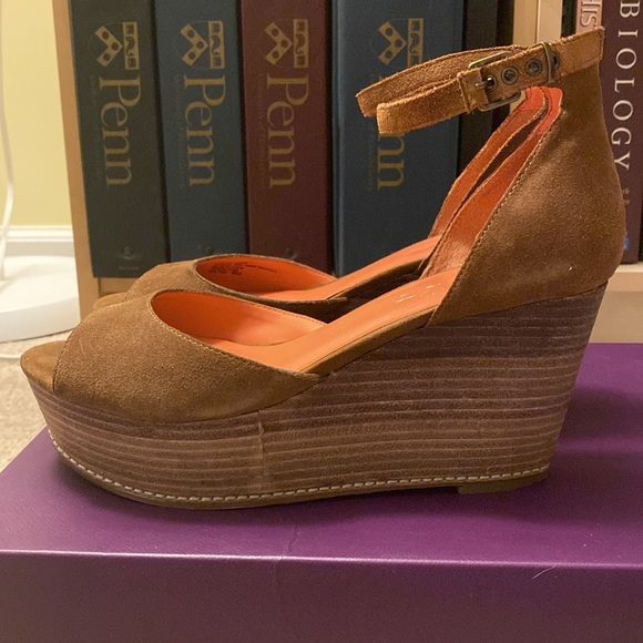 Fergie Dietra Suede Leather Wedge Platform Sandals 8 M Thrush Brown Open Toe - Picture 4 of 4